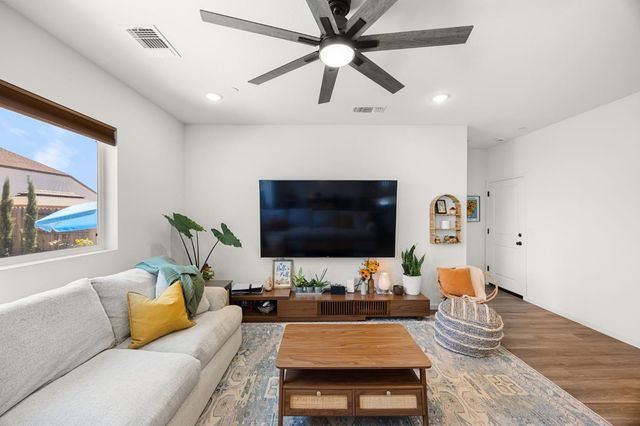 518 Bedfordshire Dr, Patterson, CA 95363