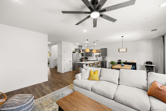 518 Bedfordshire Dr, Patterson, CA 95363