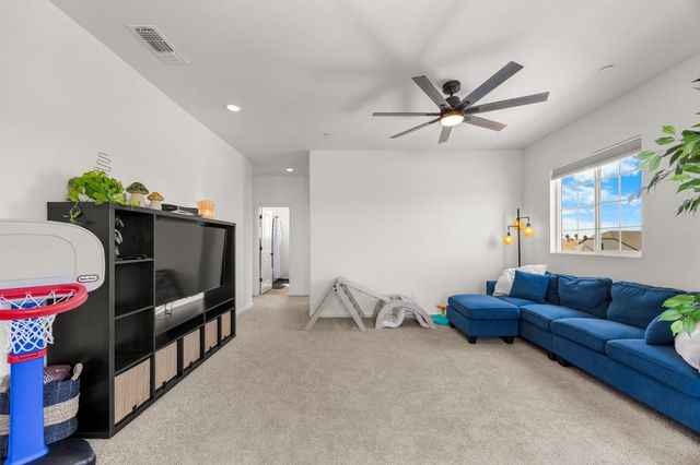 518 Bedfordshire Dr, Patterson, CA 95363