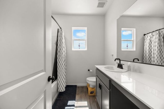 518 Bedfordshire Dr, Patterson, CA 95363