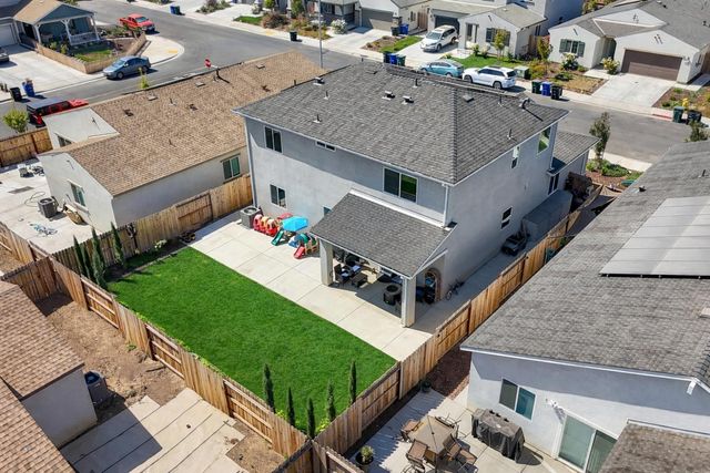 518 Bedfordshire Dr, Patterson, CA 95363