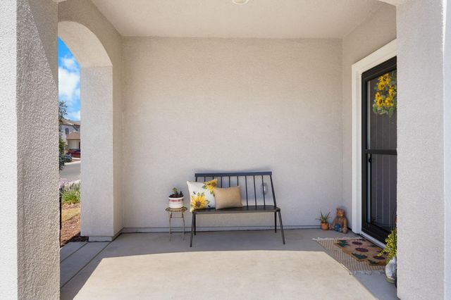 518 Bedfordshire Dr, Patterson, CA 95363