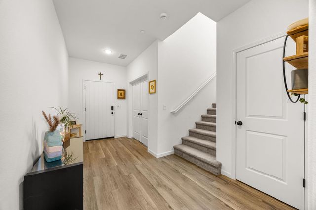 518 Bedfordshire Dr, Patterson, CA 95363