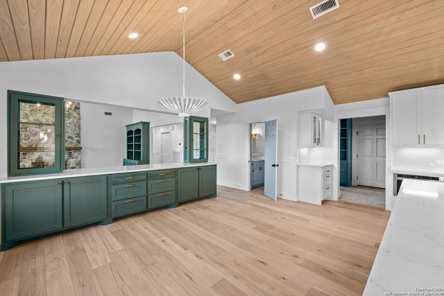 160 Mountain Way, Kerrville, TX 78028