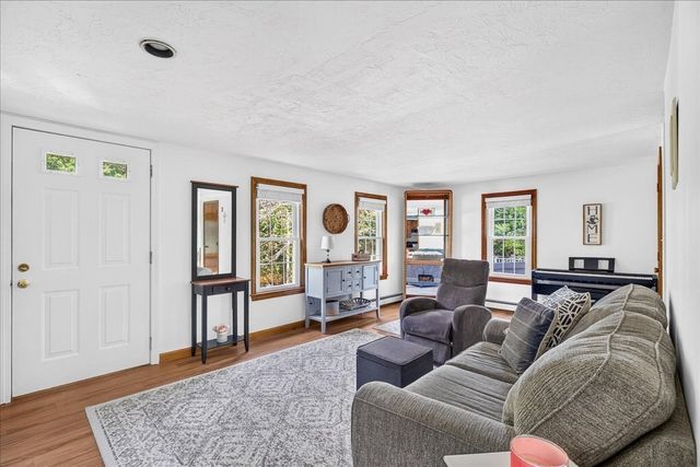33 White Horse Rd, Plymouth, MA 02360