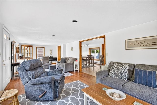 33 White Horse Rd, Plymouth, MA 02360