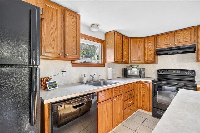 33 White Horse Rd, Plymouth, MA 02360