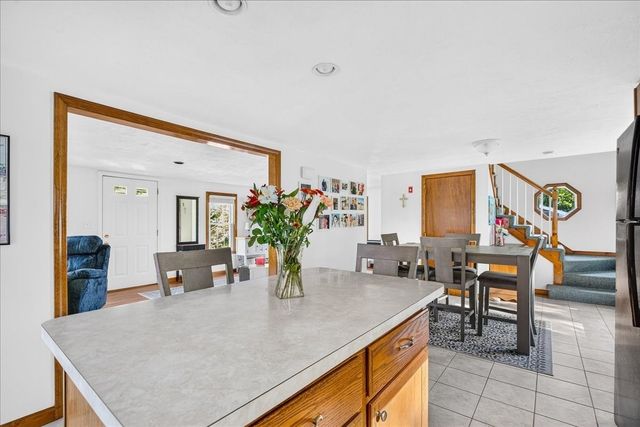 33 White Horse Rd, Plymouth, MA 02360
