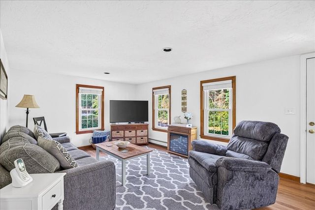33 White Horse Rd, Plymouth, MA 02360