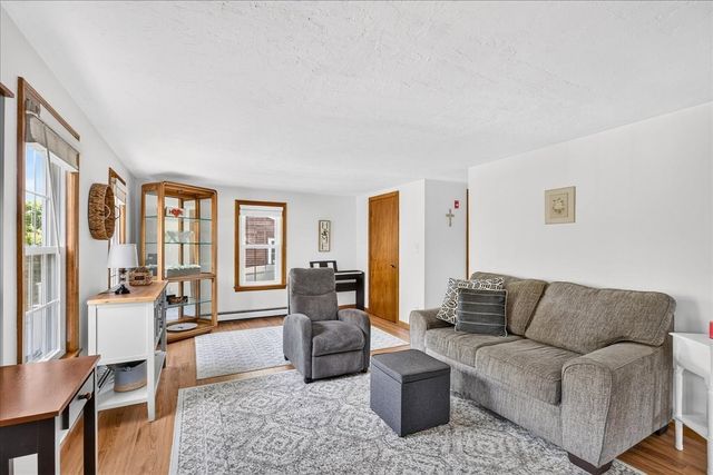 33 White Horse Rd, Plymouth, MA 02360