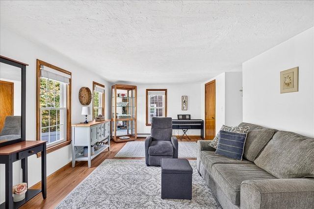 33 White Horse Rd, Plymouth, MA 02360