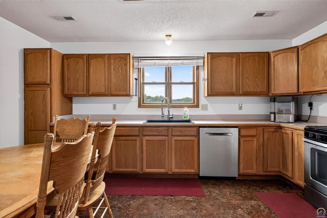 17208 Bowser DR, Hoyt, KS 66440