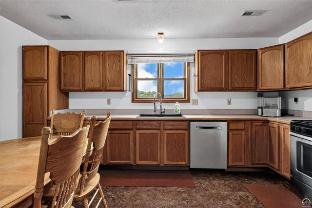 17208 Bowser DR, Hoyt, KS 66440