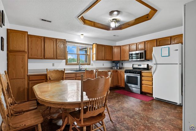 17208 Bowser DR, Hoyt, KS 66440