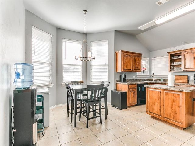 2404 Vintage Park Lane, Yukon, OK 73099
