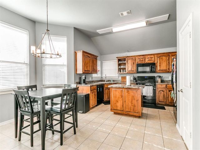 2404 Vintage Park Lane, Yukon, OK 73099