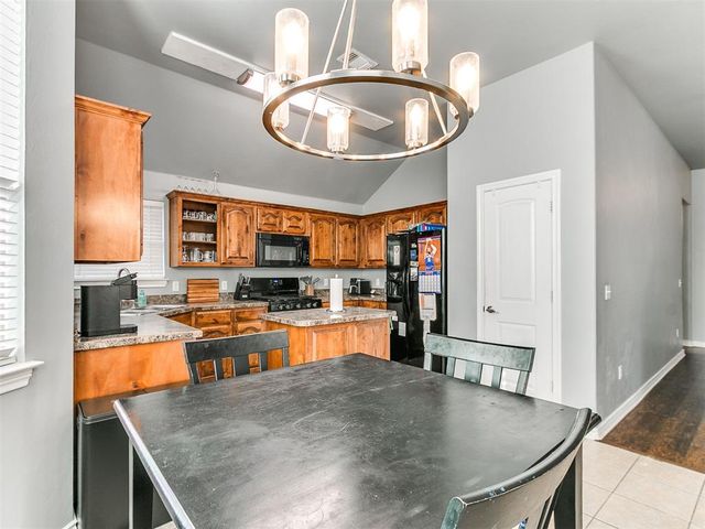 2404 Vintage Park Lane, Yukon, OK 73099