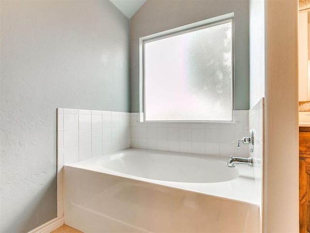 2404 Vintage Park Lane, Yukon, OK 73099