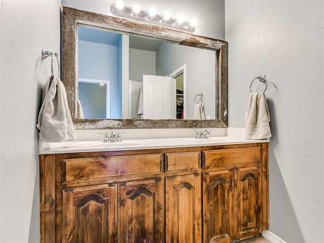 2404 Vintage Park Lane, Yukon, OK 73099