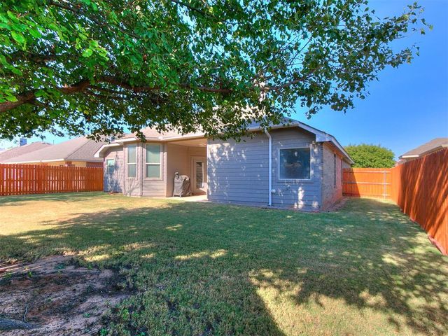 2404 Vintage Park Lane, Yukon, OK 73099