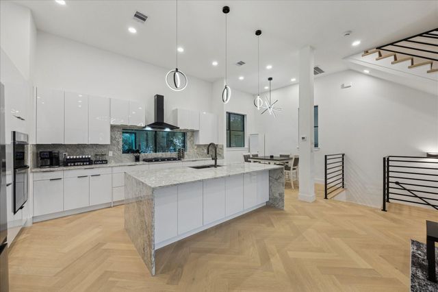 809 Memorial Heights Drive, Houston, TX 77007