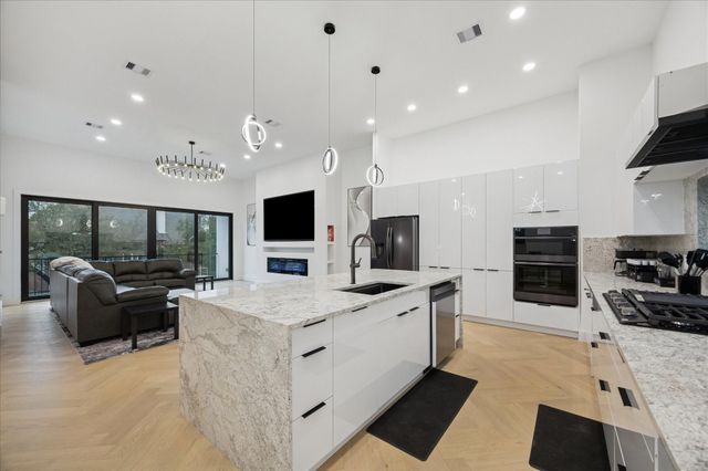 809 Memorial Heights Drive, Houston, TX 77007