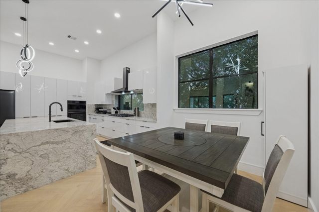 809 Memorial Heights Drive, Houston, TX 77007