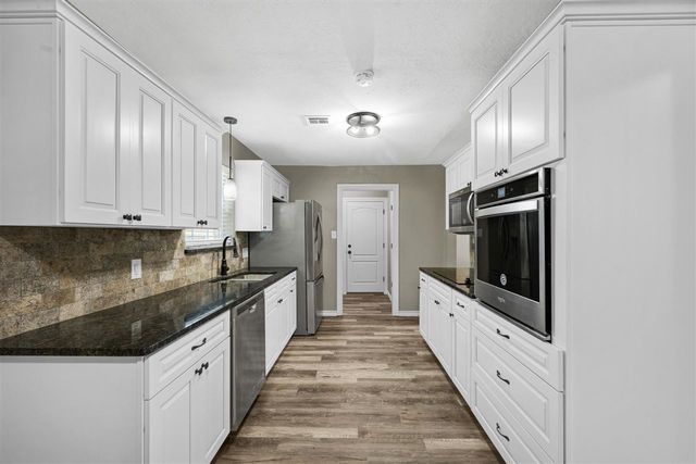 6943 NW Eisenhower Dr, Lawton, OK 73505