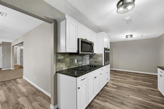 6943 NW Eisenhower Dr, Lawton, OK 73505