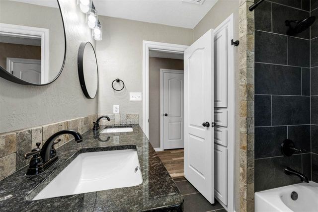 6943 NW Eisenhower Dr, Lawton, OK 73505
