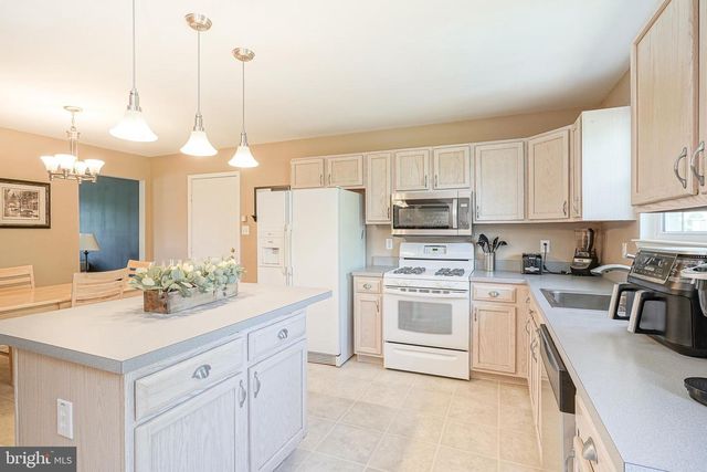 8 STANGER CT, Clayton, NJ 08312