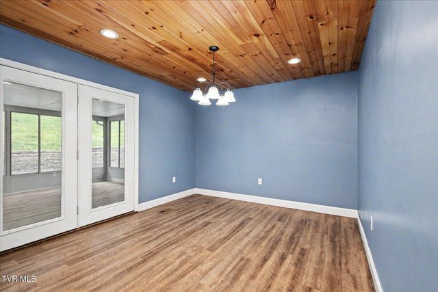 912 South Sherbrooke Circle, Mount Carmel, TN 37645