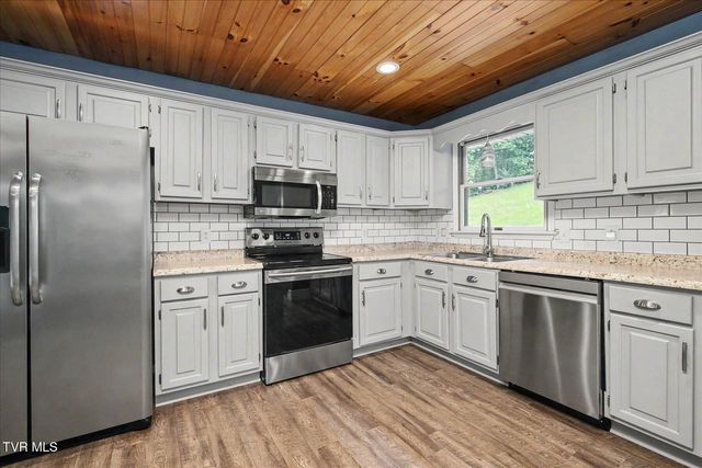 912 South Sherbrooke Circle, Mount Carmel, TN 37645