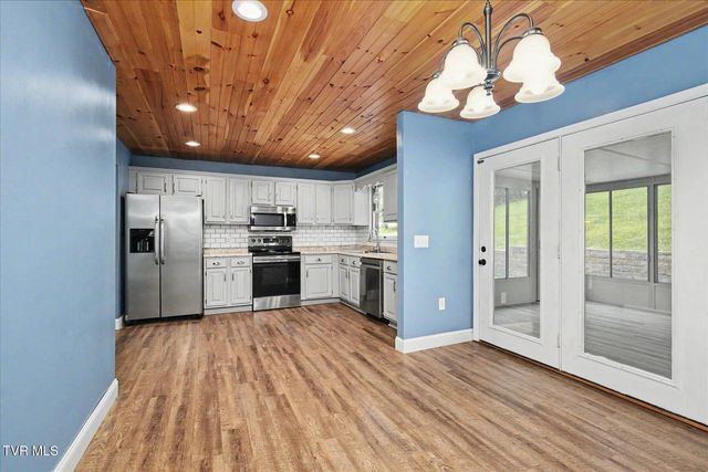 912 South Sherbrooke Circle, Mount Carmel, TN 37645