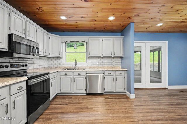 912 South Sherbrooke Circle, Mount Carmel, TN 37645
