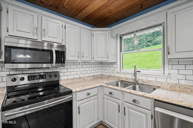 912 South Sherbrooke Circle, Mount Carmel, TN 37645
