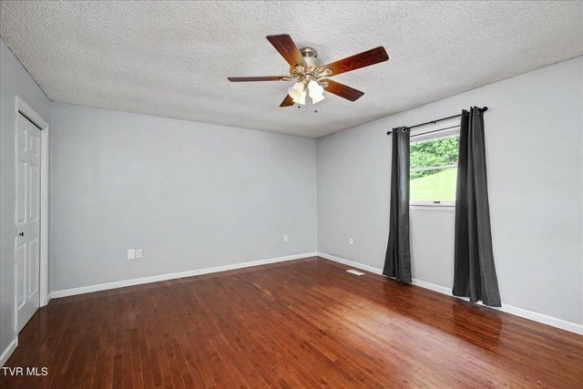 912 South Sherbrooke Circle, Mount Carmel, TN 37645