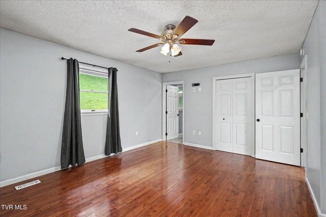 912 South Sherbrooke Circle, Mount Carmel, TN 37645