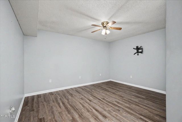 912 South Sherbrooke Circle, Mount Carmel, TN 37645