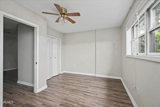 912 South Sherbrooke Circle, Mount Carmel, TN 37645