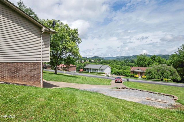 912 South Sherbrooke Circle, Mount Carmel, TN 37645