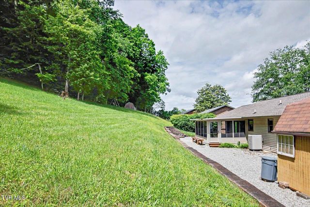 912 South Sherbrooke Circle, Mount Carmel, TN 37645