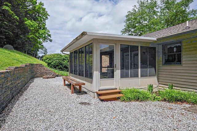 912 South Sherbrooke Circle, Mount Carmel, TN 37645