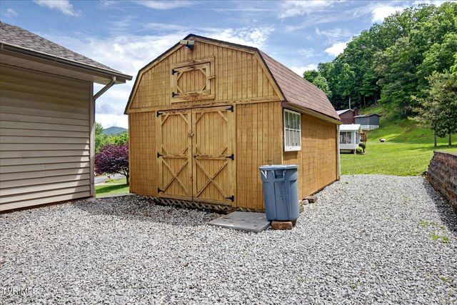 912 South Sherbrooke Circle, Mount Carmel, TN 37645
