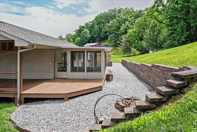 912 South Sherbrooke Circle, Mount Carmel, TN 37645