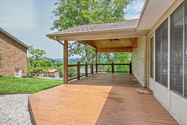 912 South Sherbrooke Circle, Mount Carmel, TN 37645
