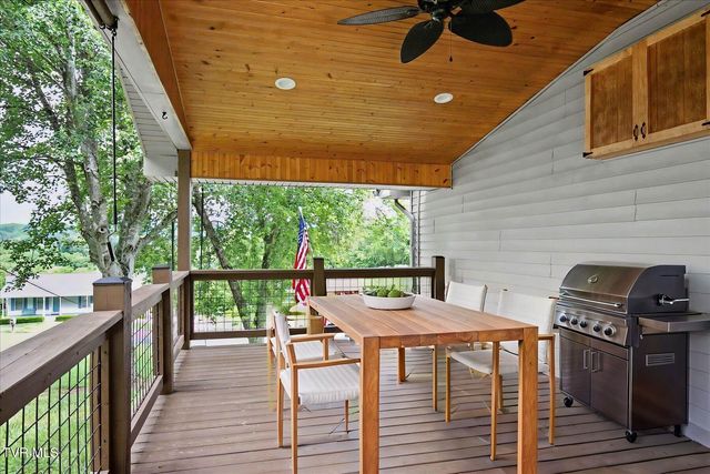 912 South Sherbrooke Circle, Mount Carmel, TN 37645