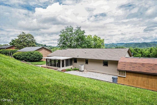 912 South Sherbrooke Circle, Mount Carmel, TN 37645