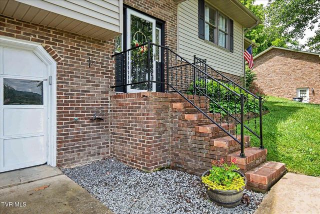 912 South Sherbrooke Circle, Mount Carmel, TN 37645