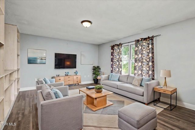 912 South Sherbrooke Circle, Mount Carmel, TN 37645